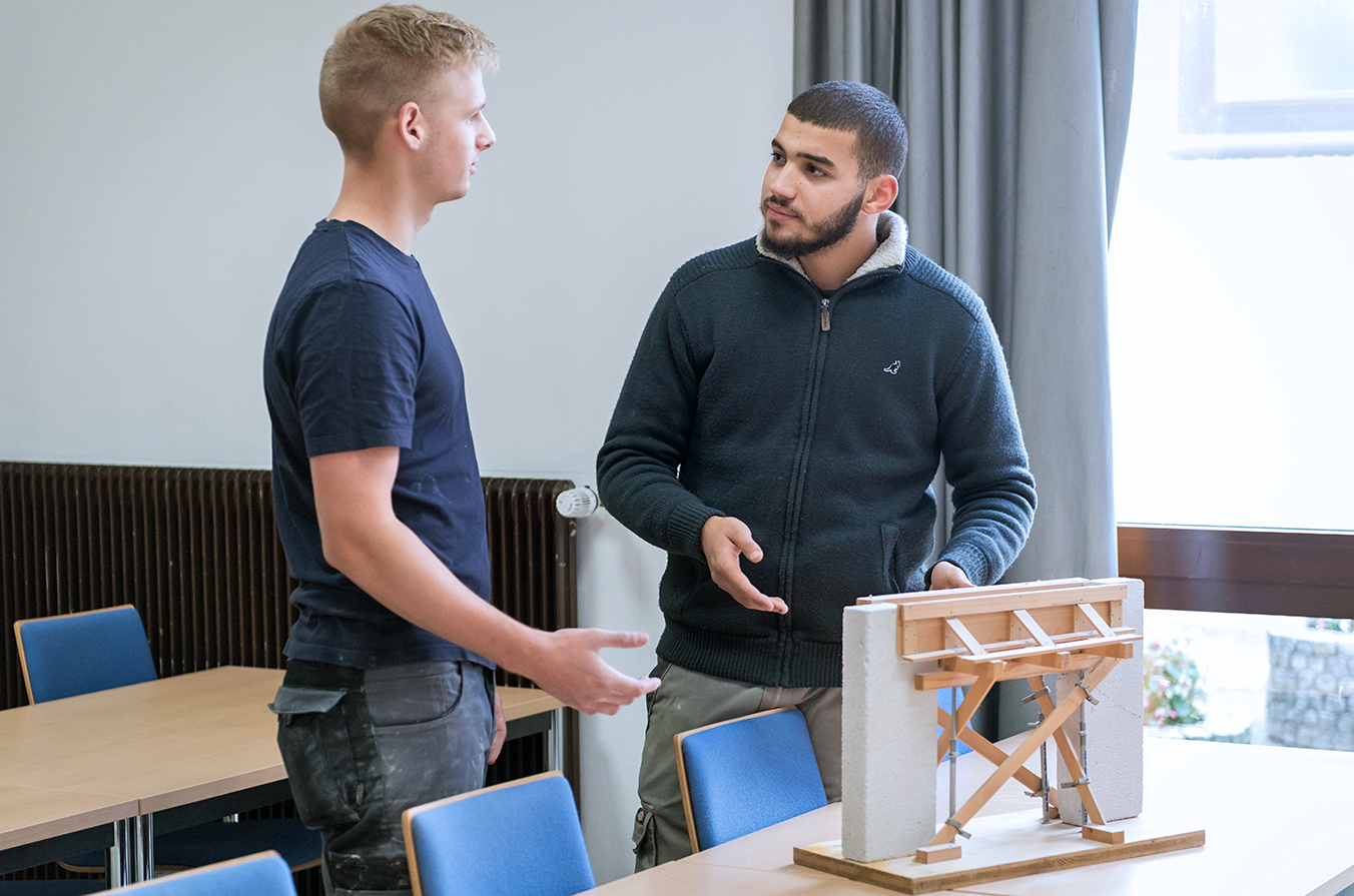 Beton- und Stahlbetonbauer bei der Arbeit