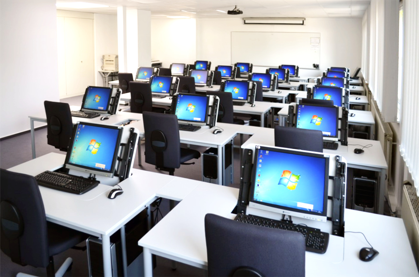 Lehrraum mit Rechnern